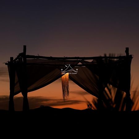 The White Camp - Your Merzouga Luxury Desert Camp & Erg Chebbi Dunes Camel Riding Eksteriør bilde
