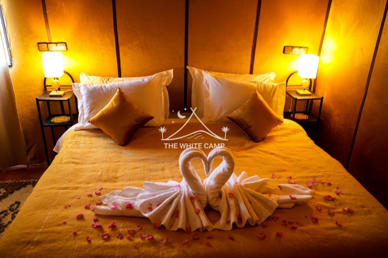 The White Camp - Your Merzouga Luxury Desert Camp & Erg Chebbi Dunes Camel Riding Eksteriør bilde