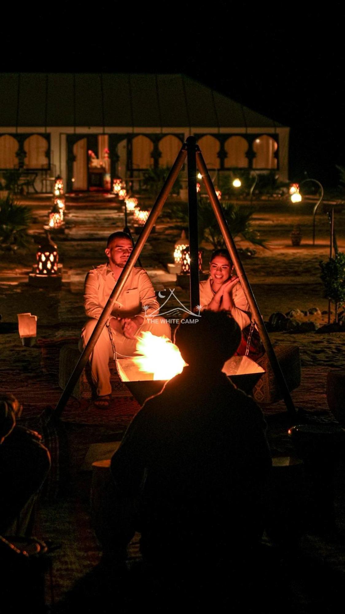 The White Camp - Your Merzouga Luxury Desert Camp & Erg Chebbi Dunes Camel Riding Eksteriør bilde