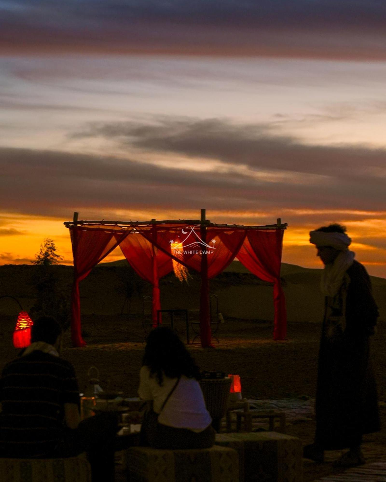 The White Camp - Your Merzouga Luxury Desert Camp & Erg Chebbi Dunes Camel Riding Eksteriør bilde